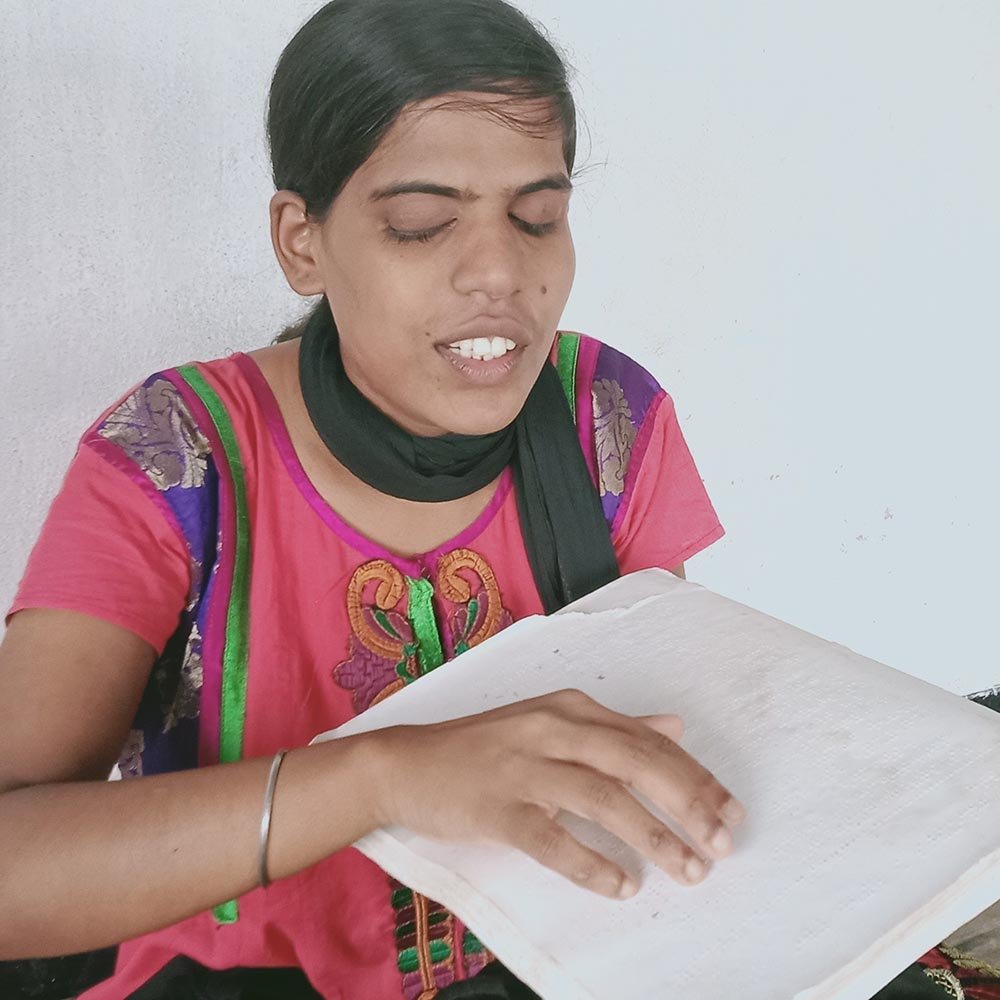 Piyali liest in Braille